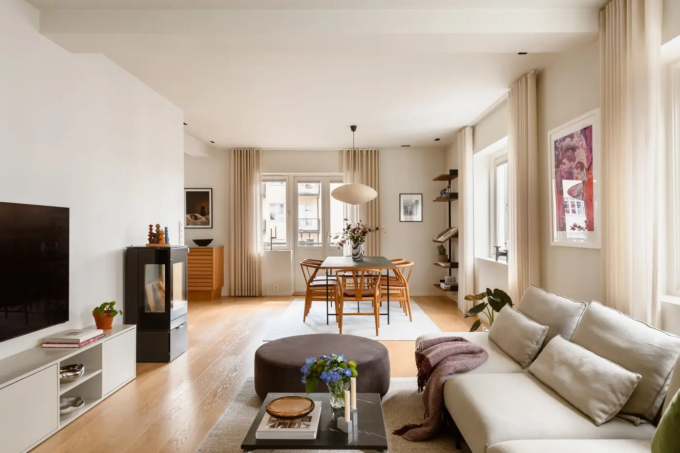 Stuen har en åpen løsning mot spisestuen og en peisovn med glassfront som gir ekstra varme.