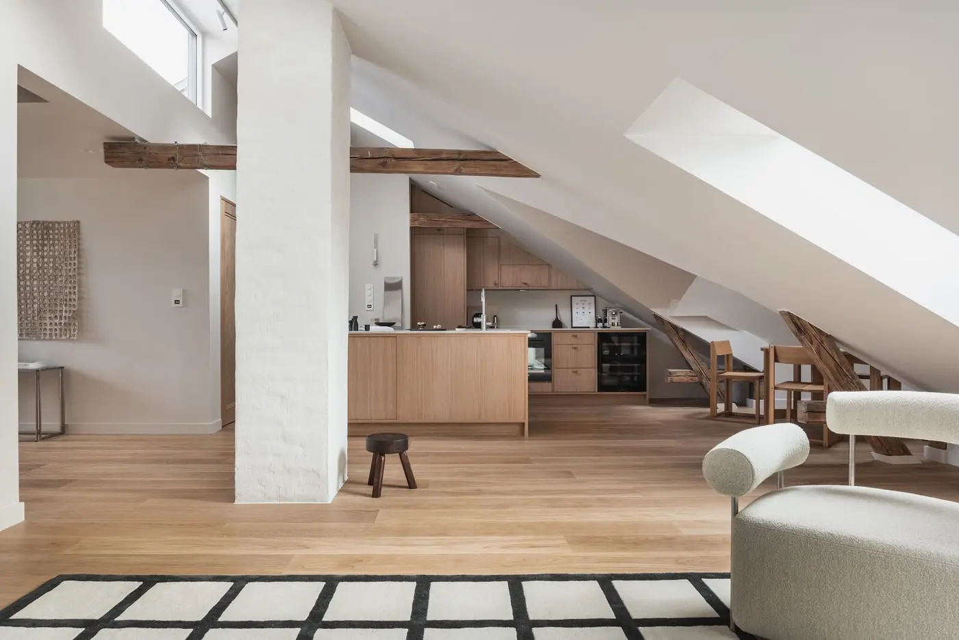 Loftsleiligheten er nybygget i 2025/2026, med gjennomgående høy standard og balansert ventilasjon.