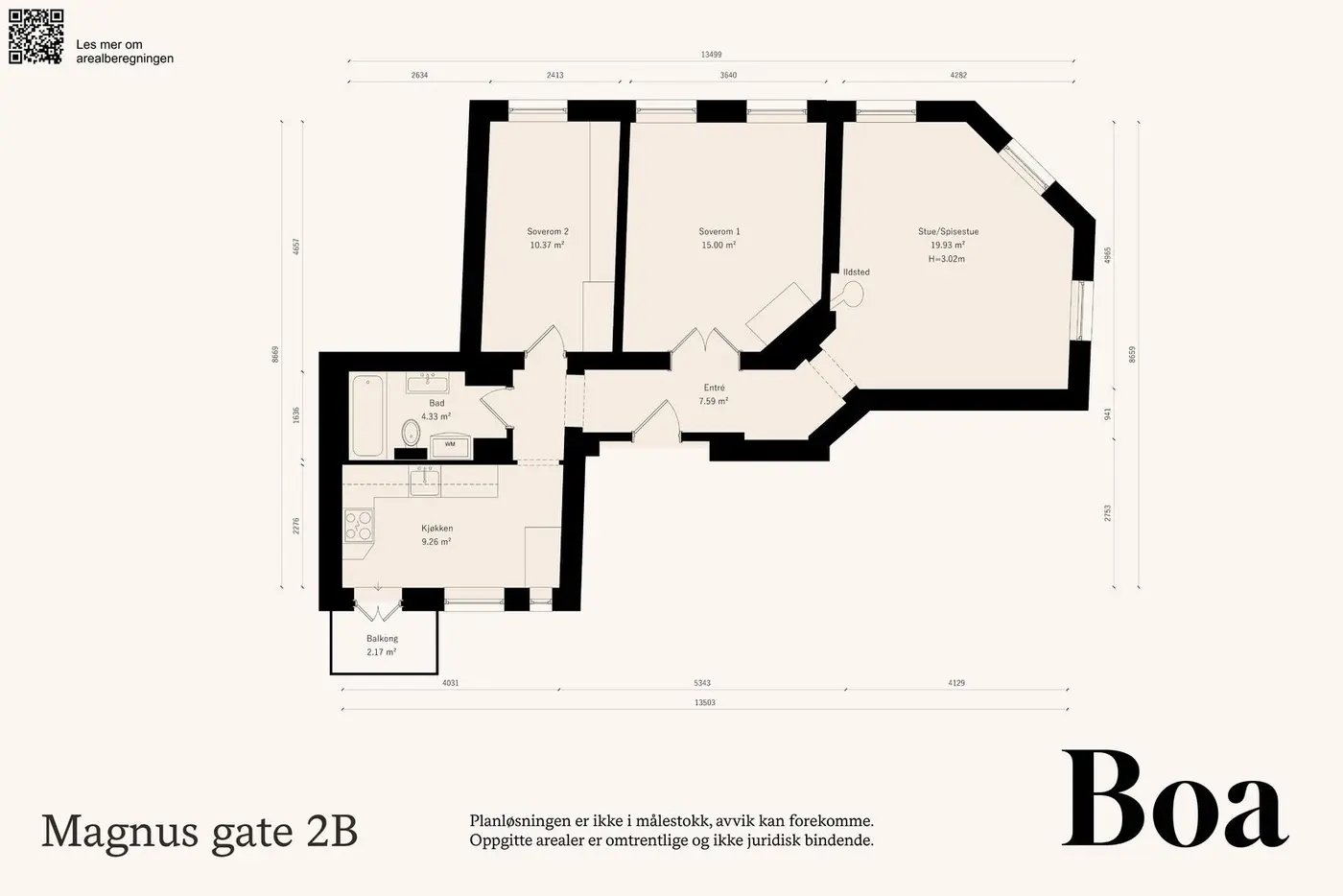 Leiligheten har en effektiv planløsning med adskilt kjøkken og stue, to soverom og en balkong. En kjellerbod på nesten 10 m² gir rikelig med lagringsplass.