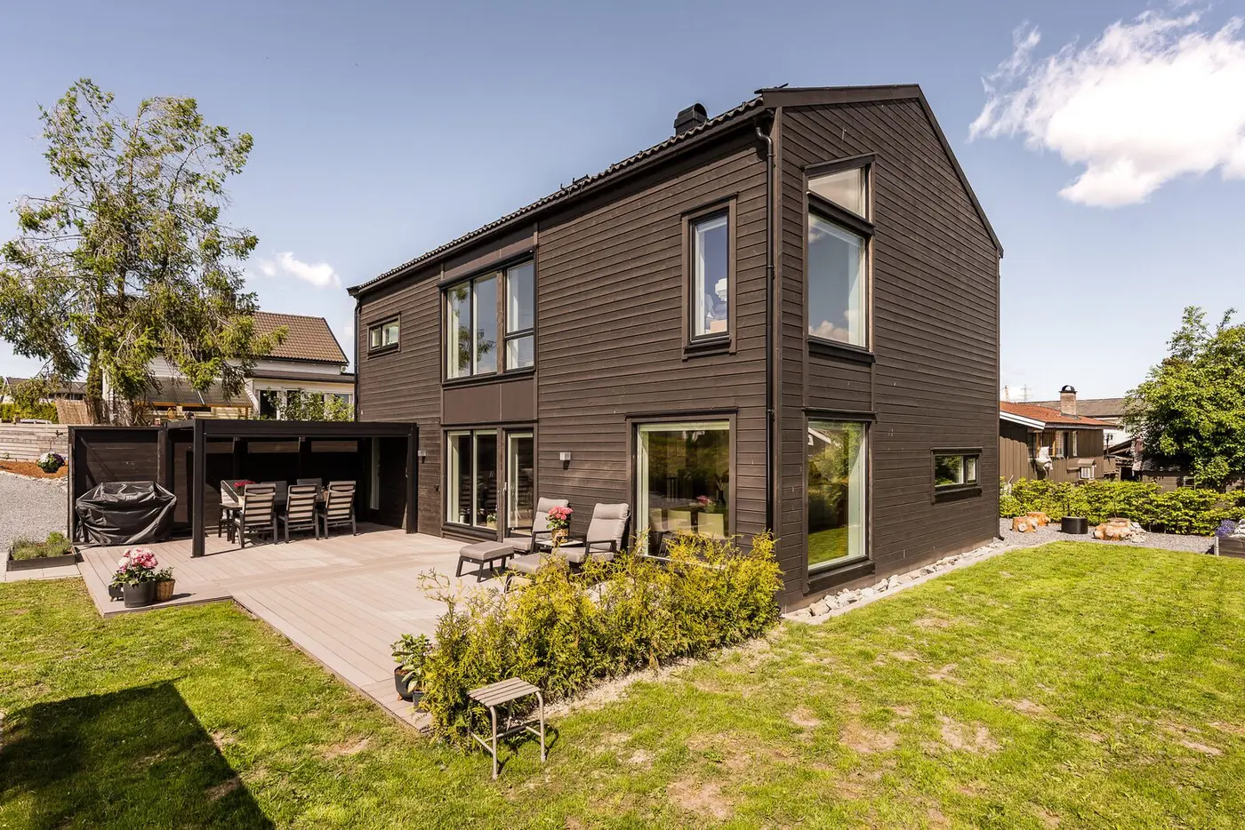 Dette er en moderne og innholdsrik enebolig fra 2021 med gjennomtenkt planløsning over to etasjer med gode oppholdsrom for både hverdag og sosiale sammenkomster.